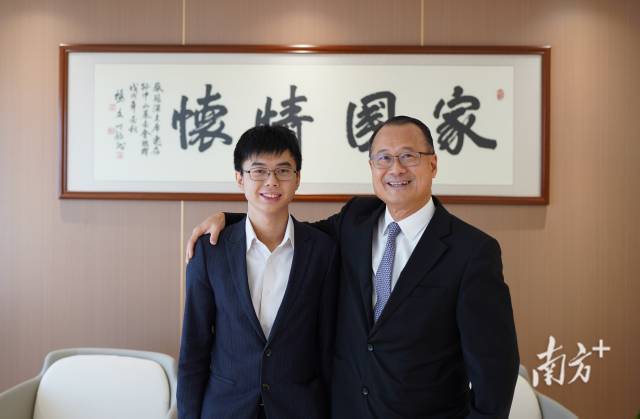 蔡展思（左）與父親蔡冠深。