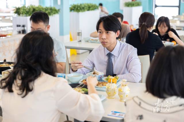 梁偉衡與同事共進午餐。