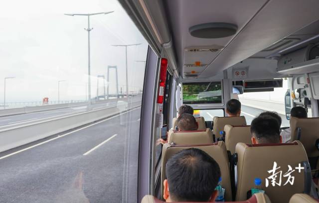 深中跨市公交經(jīng)過深中通道。 南方+ 葉志文 拍攝