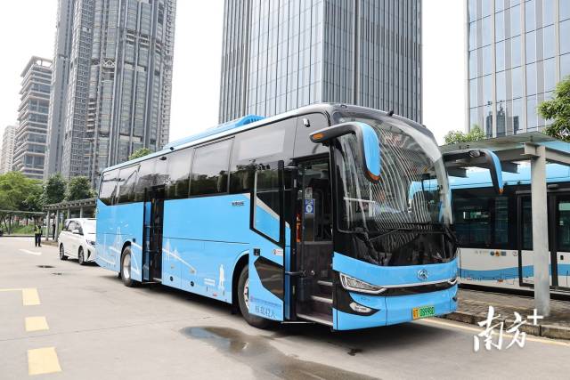 深中跨市公交車到達(dá)深圳前海灣地鐵站站點(diǎn)。 南方+ 葉志文 拍攝