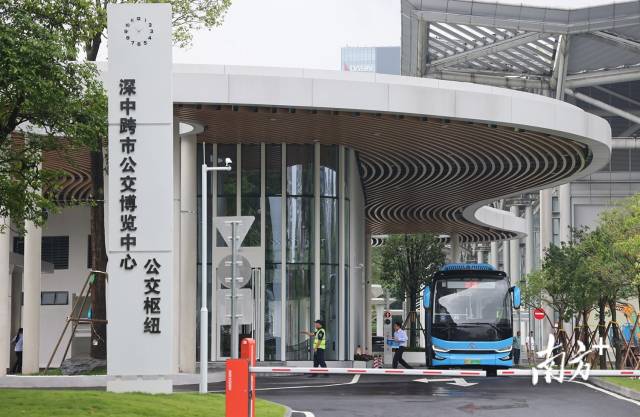 深中跨市公交博覽中心公交樞紐站。 南方+ 葉志文 拍攝