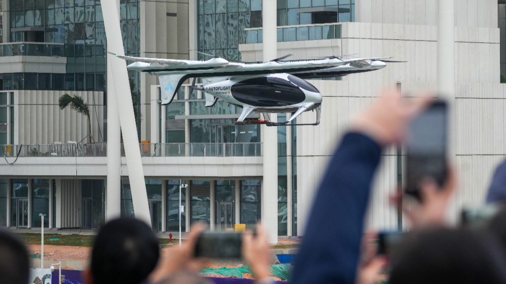 今年2月,全球首條跨海跨城電動垂直起降航空器在深圳、珠海成功試航。攝影:錢文攀
