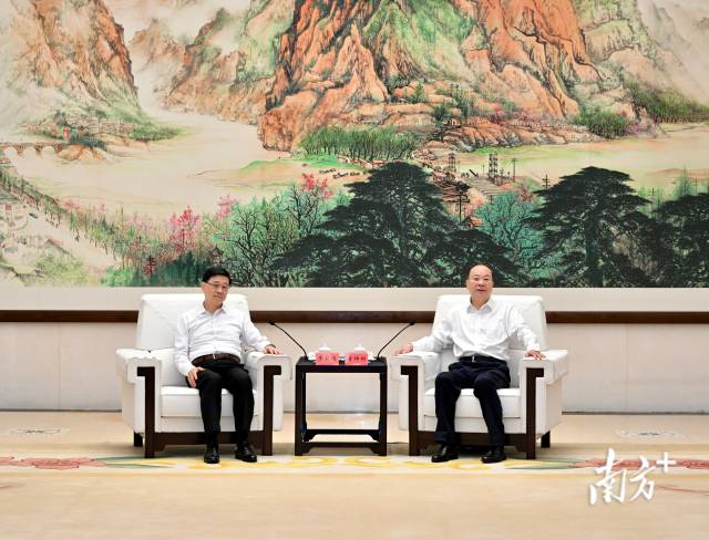 7月12日下午,省委書記黃坤明在廣州與香港特別行政區(qū)行政長(zhǎng)官李家超會(huì)見交流。南方+記者 王輝 攝 7月12日下午,省委書記黃坤明在廣州與香港特別行政區(qū)行政長(zhǎng)官李家超會(huì)見交流。南方+記者 王輝 攝