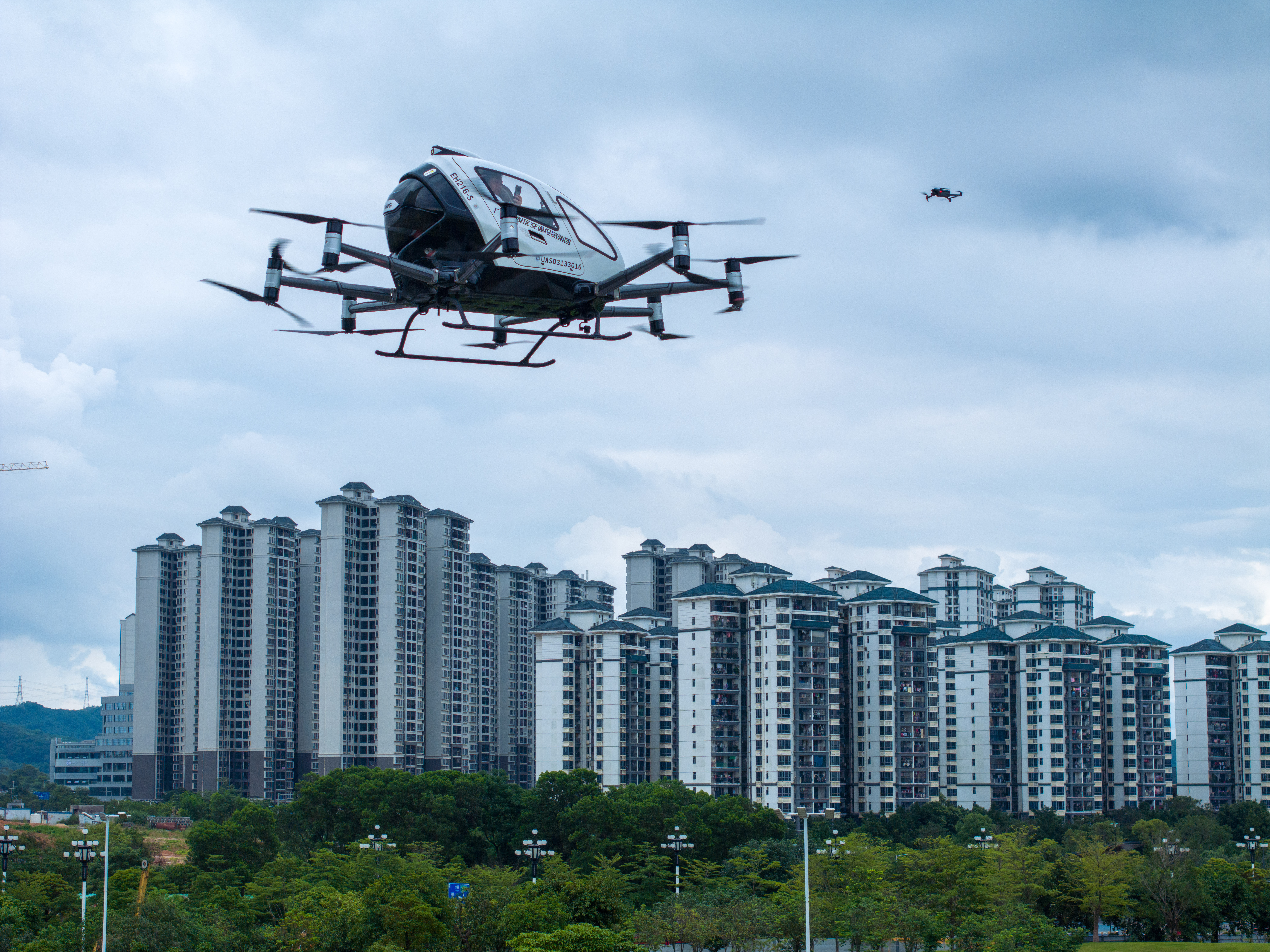 億航智能的無人駕駛載人航空器在廣州黃埔知識城九龍湖廣場進行飛行演示。 攝影：張令 王俊濤