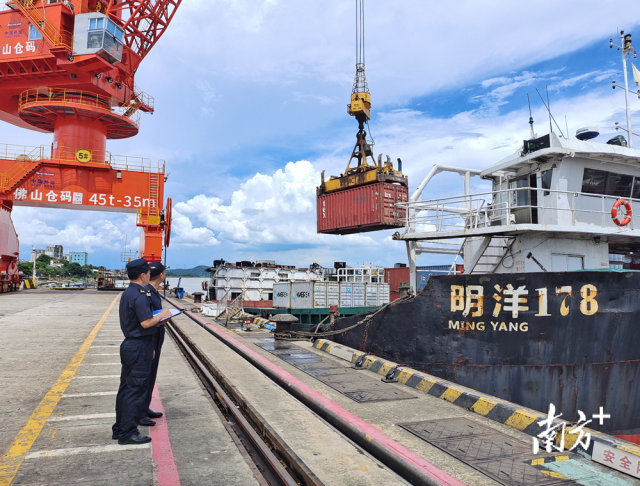 佛山海關關員對通過“一港通”模式出口的集裝箱進行監管。