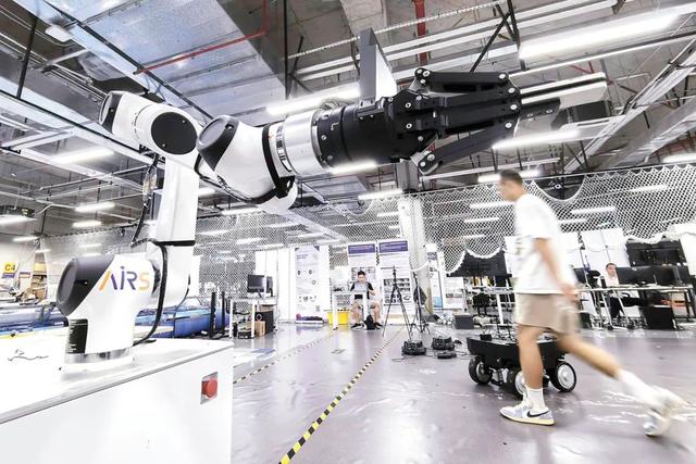 深圳市人工智能與機器人研究院的設備實驗測試場。（受訪機構供圖）