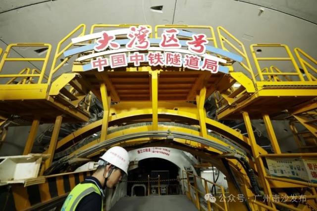 中鐵隧道局承建的2標段盾構法隧道長2930米。 中鐵隧道局承建的2標段盾構法隧道長2930米。