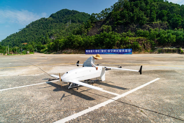 低空企業(yè)工作人員在粵港澳大灣區(qū)（肇慶）低空測(cè)試服務(wù)基地進(jìn)行無(wú)人機(jī)試飛測(cè)試。圖為試飛前準(zhǔn)備。廖文奕 攝