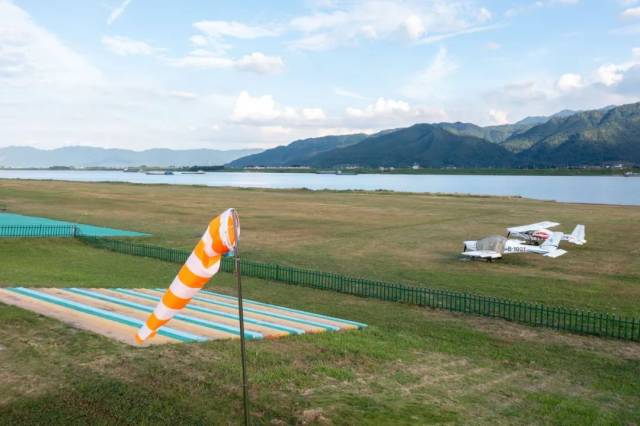 以鼎湖區(qū)硯洲島等為代表的水陸空運(yùn)動(dòng)旅游基地，給肇慶市民游客帶來(lái)新鮮的旅游體驗(yàn)。廖文奕 攝