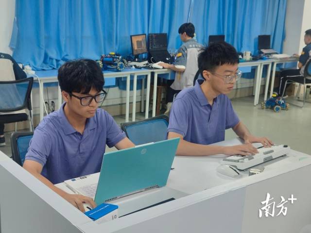 世賽自主移動機器人項目澳門代表隊選手杜加威（右）與黎健恒（左），在廣州市機電技師學院開展訓練。