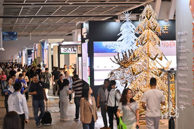 廣東是非洲商人最?lèi)?ài)的“淘貨”之地,也是非洲進(jìn)口商品的熱銷(xiāo)地。 廣東是非洲商人最?lèi)?ài)的“淘貨”之地,也是非洲進(jìn)口商品的熱銷(xiāo)地。
