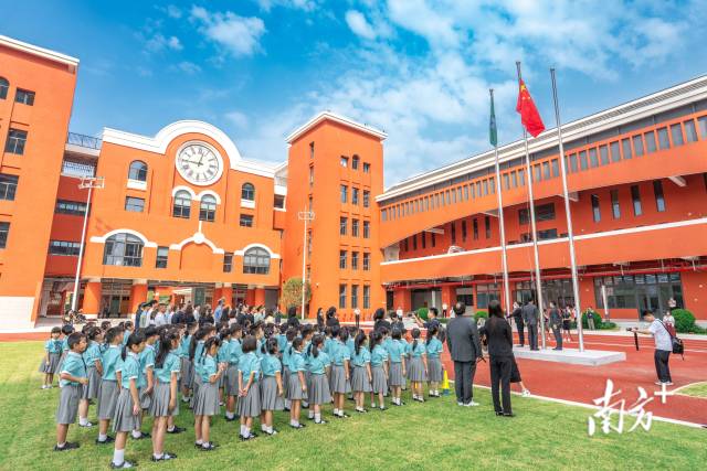 澳門新生身穿校服，背著書包來到濠江中學附屬橫琴學校報到。
