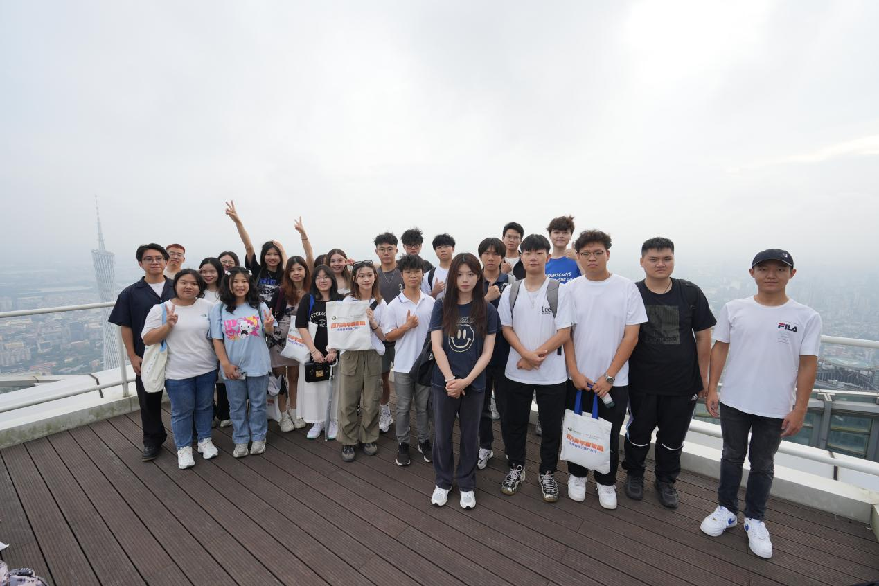 港澳臺實習生在109層觀景臺合影留念 港澳臺實習生在109層觀景臺合影留念