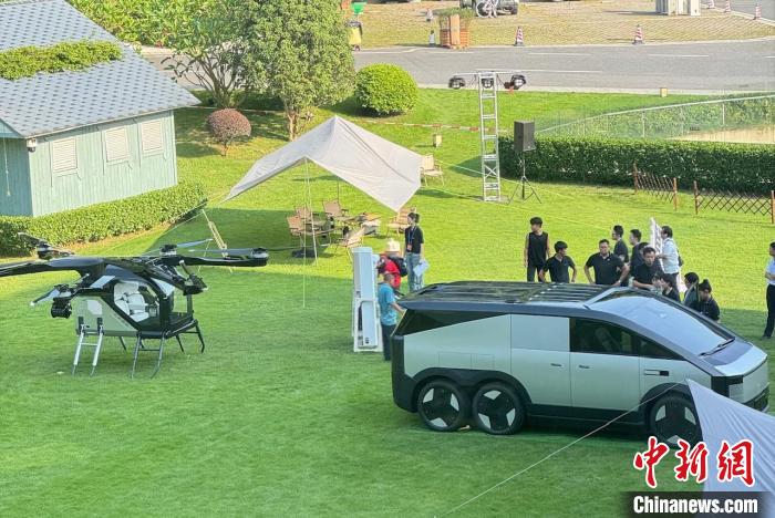 分體式飛行汽車“陸地航母”實(shí)車。王堅(jiān) 攝