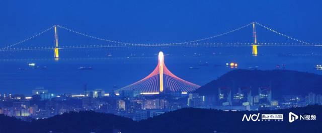 夜幕下，東莞濱海灣大橋與遠處的深中通道亮起標志性的燈光。