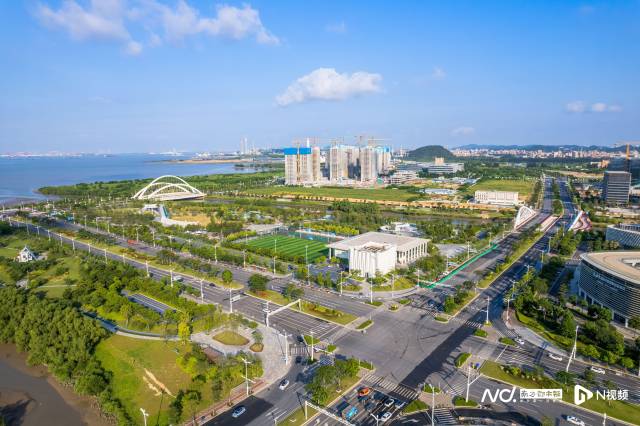 藍天白云下的東莞濱海灣文體公園。