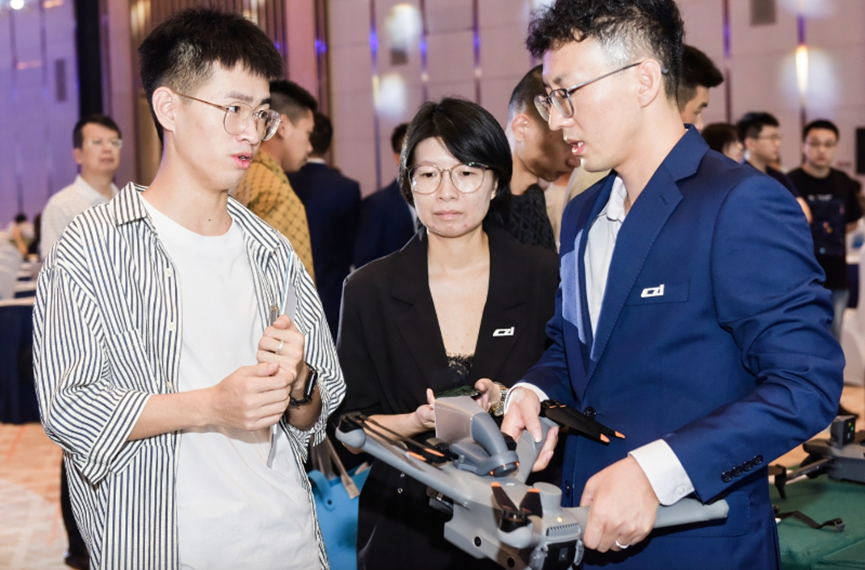 第二屆無人機應(yīng)急救援力量建設(shè)與發(fā)展論壇上，與會者正在參觀展出的應(yīng)急救援無人機產(chǎn)品。