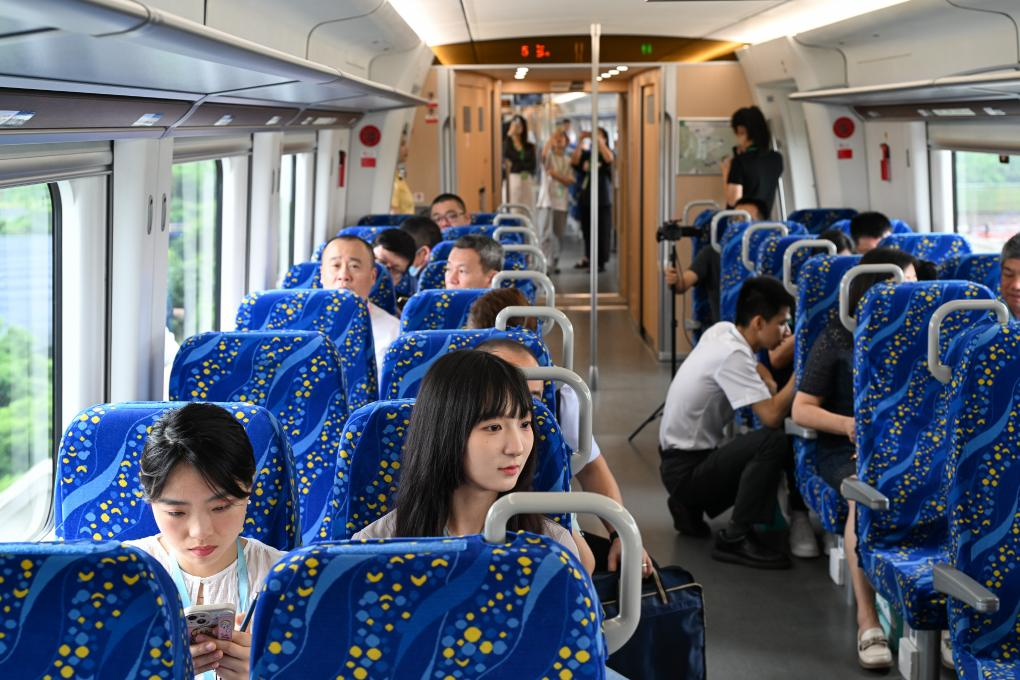 5月26日，乘客體驗首趟運行的佛莞城際鐵路列車。新華社記者 劉大偉 攝