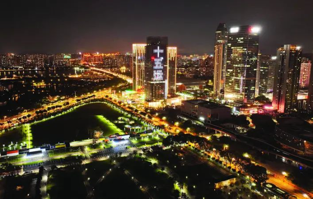 惠州市區(qū)中海廣場戶外大屏亮燈迎接十五運會,滾動播放宣傳標語。 圖源惠州日報 惠州市區(qū)中海廣場戶外大屏亮燈迎接十五運會,滾動播放宣傳標語。 圖源惠州日報