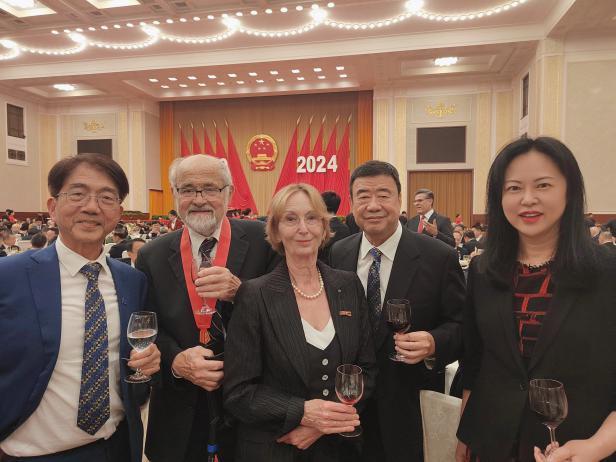 △德國生物物理學家埃爾文·內爾獲得2024年度中國政府友誼獎 中國政府友誼獎獲得者埃爾文·內爾表示粵港澳大灣區將成為現代科學中心