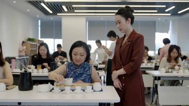 ▲邱芷澄希望通過深度參與社區(qū)實(shí)踐，和這里的年輕人一起推動(dòng)社區(qū)發(fā)展，共同營(yíng)造一個(gè)充滿創(chuàng)造力的社區(qū)家園