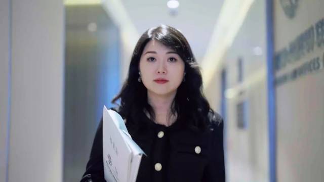 ▲即便穿著高跟鞋，許冰走路速度依然很快，她經常要忙于處理各種事務