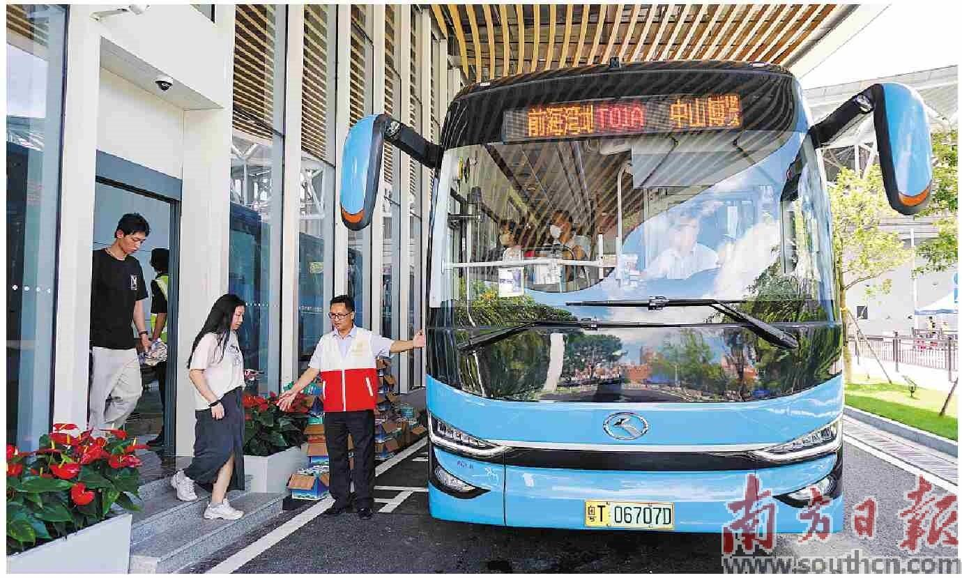  工作人員引導乘客登上深中跨市公交。馮燦輝 攝