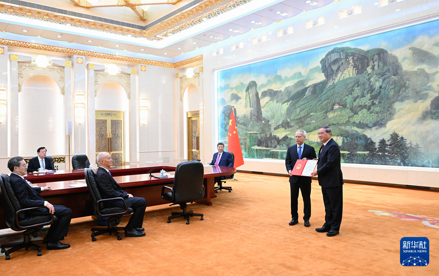 11月1日下午,國家主席習近平在北京人民大會堂會見新當選并獲中央政府任命的澳門特別行政區第六任行政長官岑浩輝。這是在習近平的見證下,國務院總理李強向岑浩輝頒發任命他為中華人民共和國澳門特別行政區第六任行政長官的國務院第794號令。新華社記者 申宏 攝 11月1日下午,國家主席習近平在北京人民大會堂會見新當選并獲中央政府任命的澳門特別行政區第六任行政長官岑浩輝。這是在習近平的見證下,國務院總理李強向岑浩輝頒發任命他為中華人民共和國澳門特別行政區第六任行政長官的國務院第794號令。新華社記者 申宏 攝