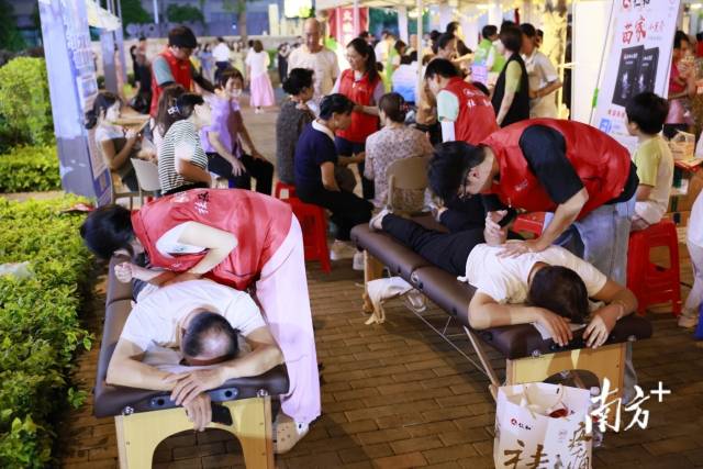 在西區街道的中醫藥健康夜市上,不少市民在體驗中醫康復治療。 南方+ 盧子衡 拍攝