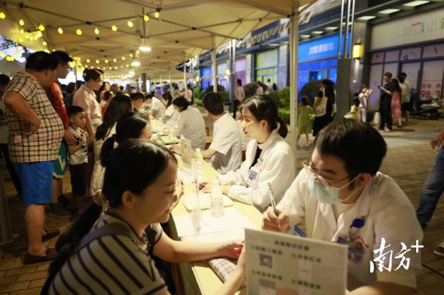 中醫藥健康夜市。 南方+ 盧子衡 拍攝