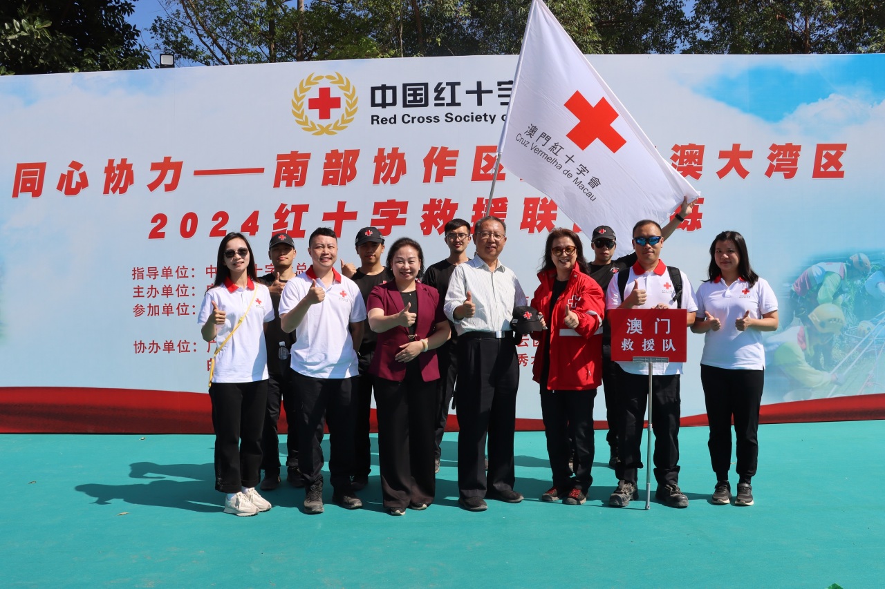 邊曉、林彬與澳門紅十字救援隊合影