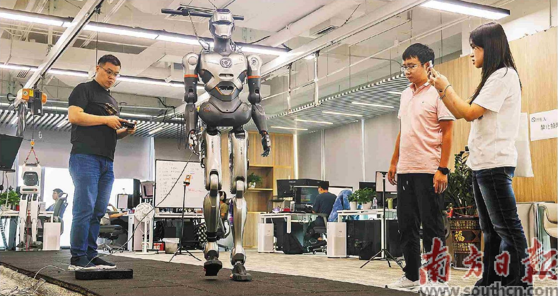 深圳企業重視科技創新，2023年研發投入總量居全國城市第一。圖為11月12日，深圳市一家科技公司的科研人員在調試人形機器人。南方日報記者 朱洪波 攝.png