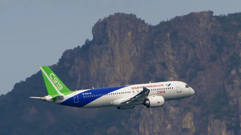 △去年12月,C919飛機與ARJ21飛機在香港進行飛行展示 △去年12月,C919飛機與ARJ21飛機在香港進行飛行展示