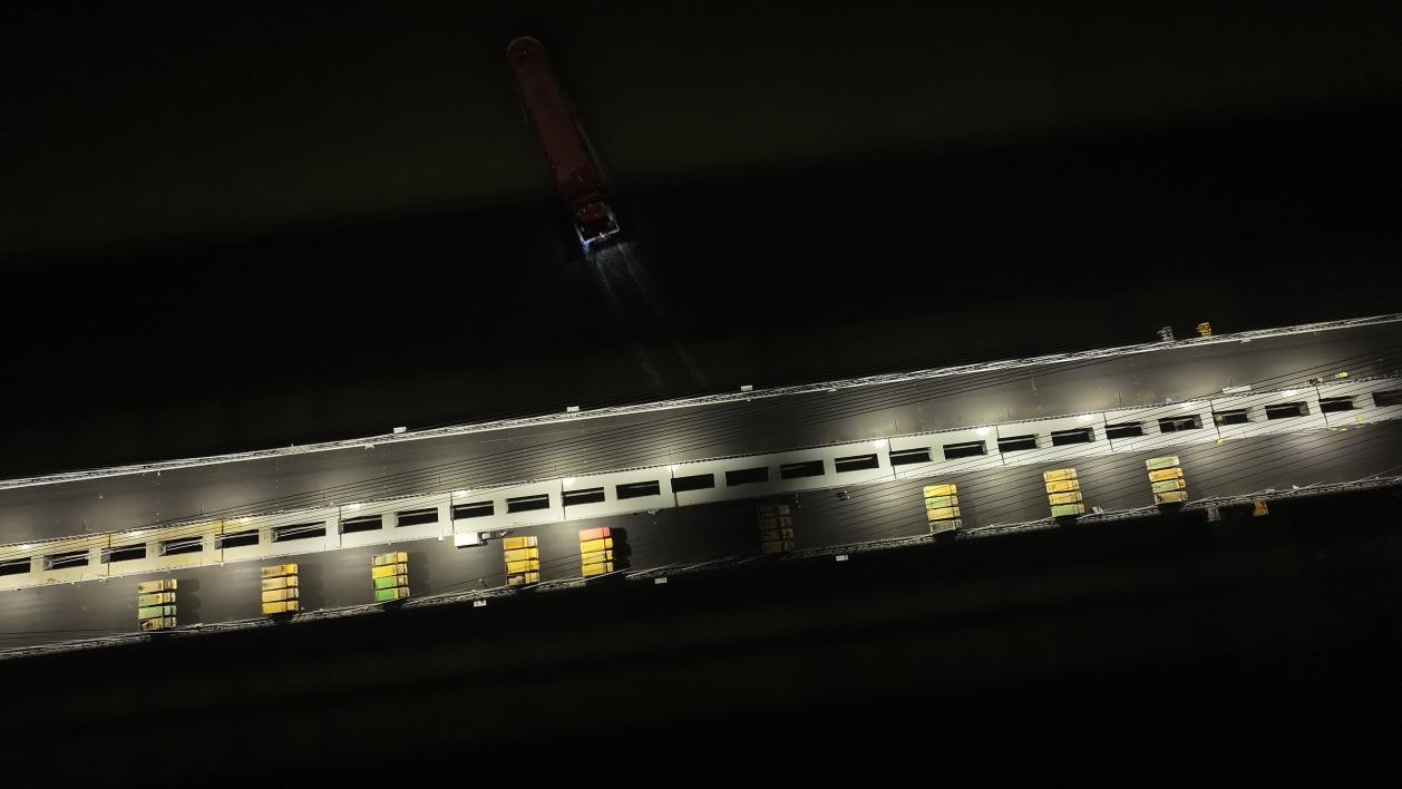 俯瞰正在進行荷載試驗的橋面(攝影:郝笑天) 俯瞰正在進行荷載試驗的橋面(攝影:郝笑天)