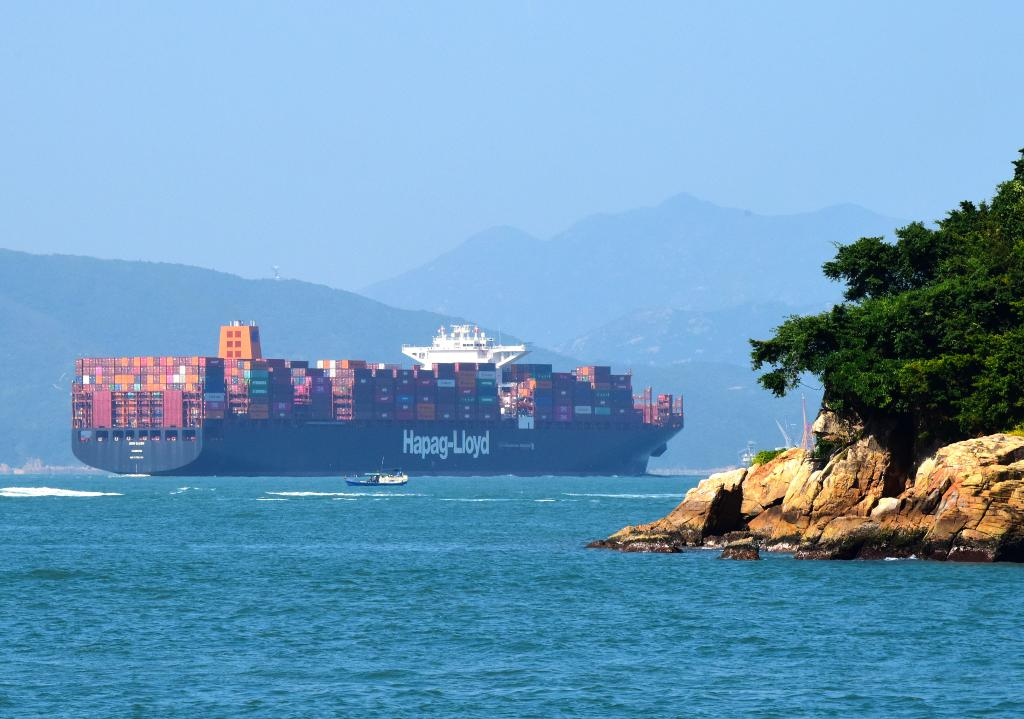 2023年11月20日，一艘赫伯羅特公司集裝箱船駛向香港貨柜碼頭。