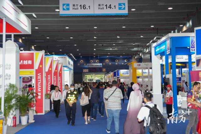 本屆中博會共吸引境內外1877家企業參展，“專精特新”企業占據C位。 