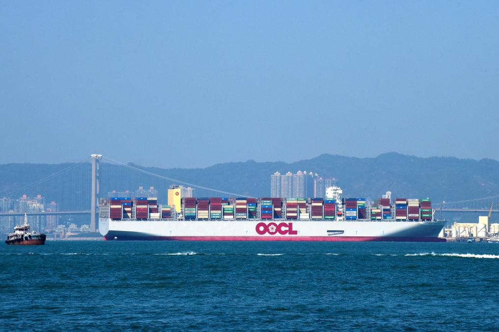 2023年11月20日，一艘東方海外貨柜航運有限公司集裝箱船駛向香港貨柜碼頭。新華社記者 陳鐸 攝