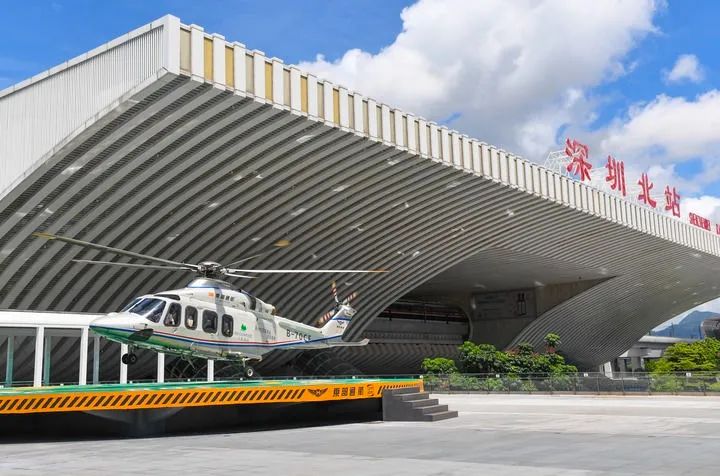 6月28日,“低空+軌道”空鐵聯運項目在深圳北站樞紐東廣場正式開航。圖源:新華社 6月28日,“低空+軌道”空鐵聯運項目在深圳北站樞紐東廣場正式開航。圖源:新華社