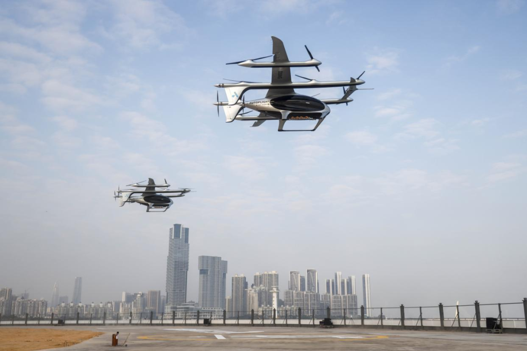 今年2月,“空中的士”eVTOL“盛世龍”完成全球首條跨海跨城eVTOL電動垂直起降航空器航線的公開首次演示飛行。圖源:南方日報 今年2月,“空中的士”eVTOL“盛世龍”完成全球首條跨海跨城eVTOL電動垂直起降航空器航線的公開首次演示飛行。圖源:南方日報