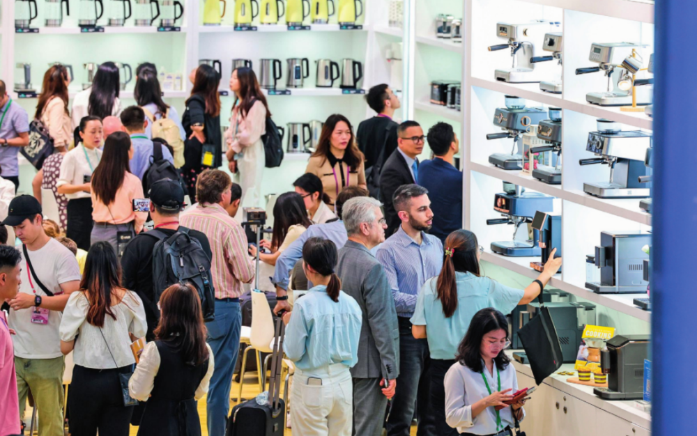 采購商在第136屆廣交會家電展區(qū)洽談采購（2024年10月15日攝）。劉大偉攝/本刊