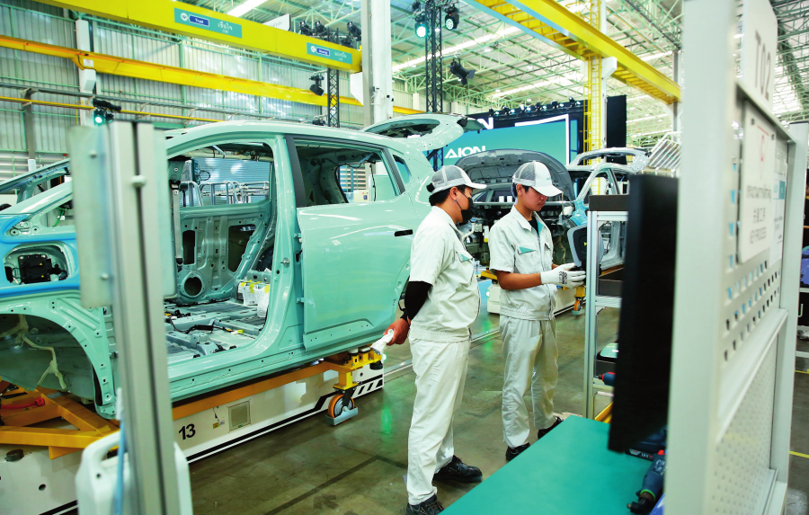 工人在位于泰國羅勇府的廣汽埃安泰國智能工廠工作（2024年7月17日攝）。孫瑋彤?dāng)z/本刊