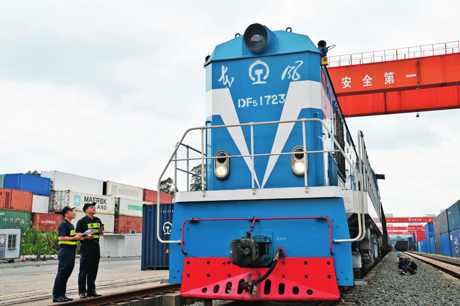 一列中歐班列（深圳）滿載洗碗機、電烤爐、掃地機器人等家用電器從深圳平湖南國家物流樞紐發出，后續通過阿拉山口口岸抵達俄羅斯（2024年5月30日攝）。李硯偉攝/本刊