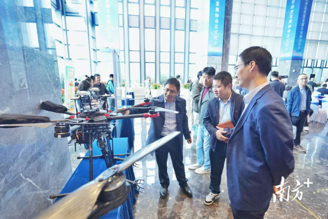 大會匯聚國內低空經濟領域權威專家、科研機構、低空經濟企業和金融機構代表等，共同探討佛山低空經濟發展路徑，為佛山低空經濟“高飛”蓄勢發力。 南方+ 戴嘉信 攝