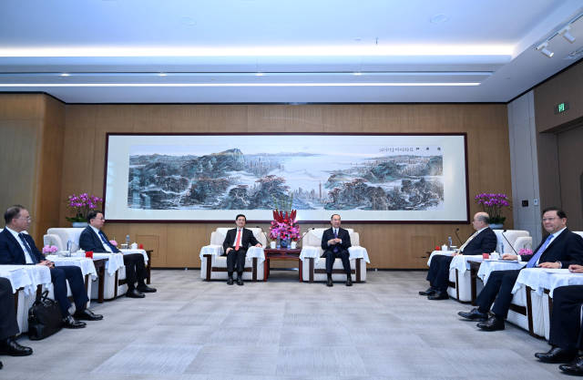 11月25日，黃坤明、王偉中與李家超、鄭雁雄率領的香港工商界代表團舉行工作會見。南方+記者 王輝 李細華 攝