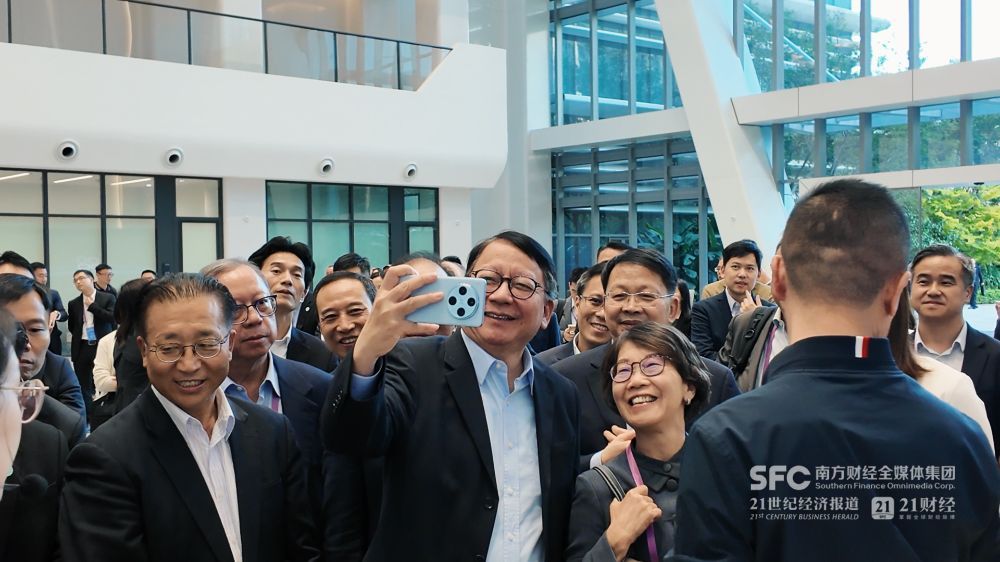 （香港特別行政區(qū)政務(wù)司司長陳國基與考察團成員自拍。莊歡/攝）