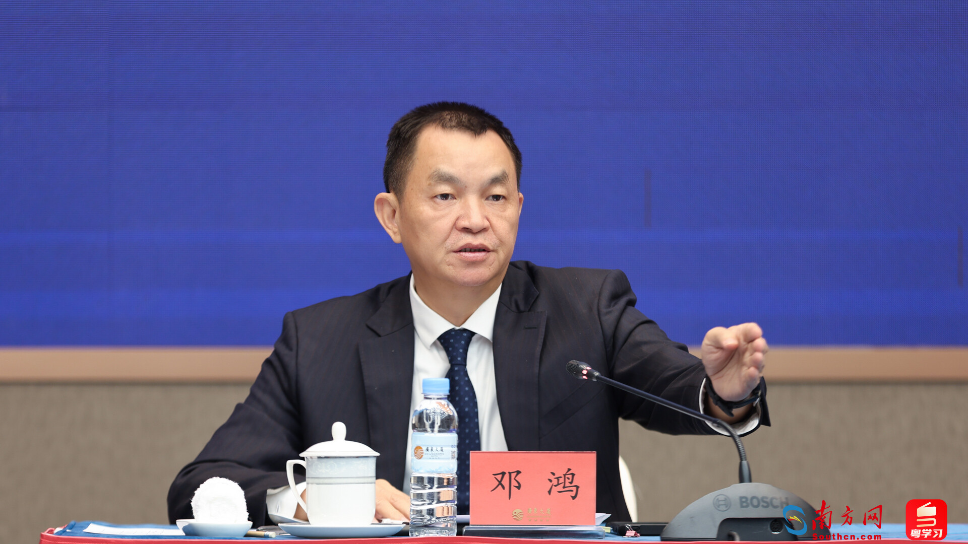 廣東省政府新聞辦公室副主任鄧鴻主持發(fā)布會。