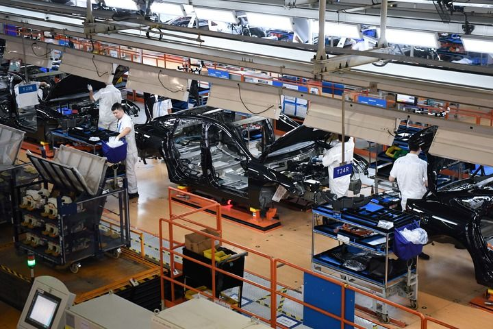 工作人員在廣東肇慶小鵬汽車智能網聯科技產業園內的總裝生產線上工作（2023年10月9日攝）。新華社記者 鄧華 攝