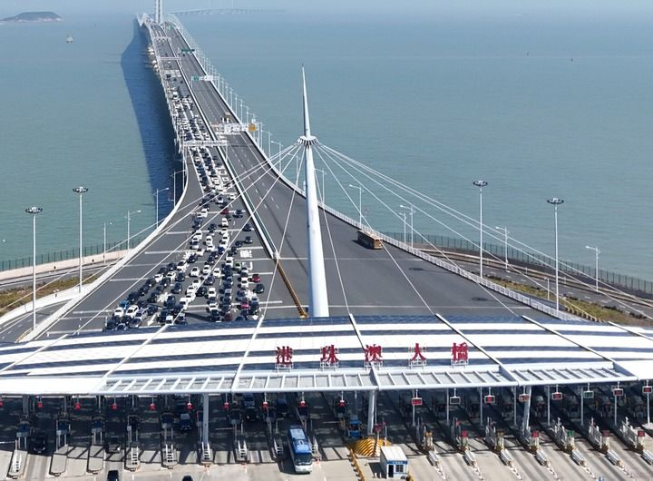 這是港珠澳大橋橋頭（2024年2月12日攝，無人機(jī)照片）。新華社發(fā)（王相國攝）