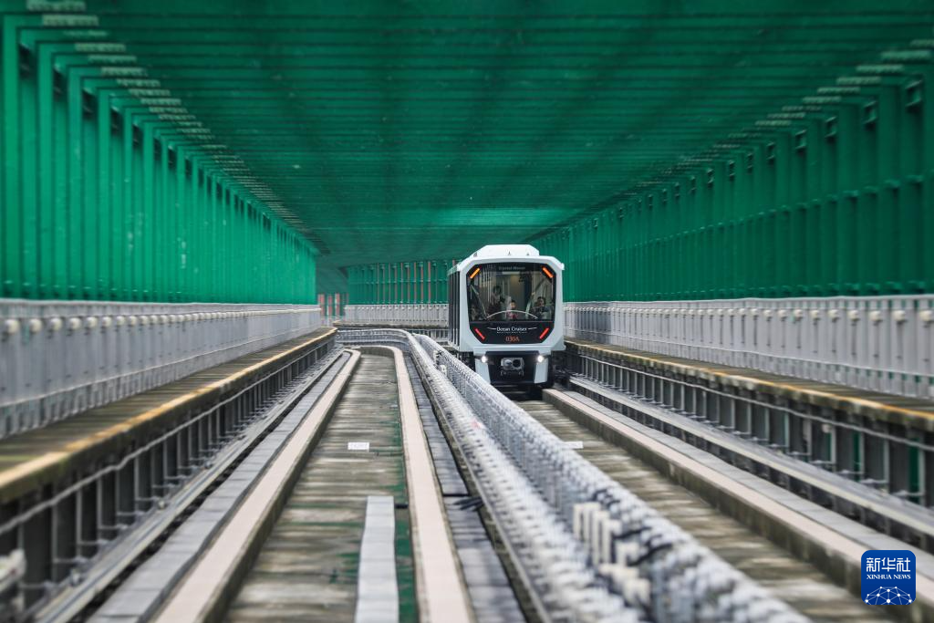 這是11月21日在澳門(mén)拍攝的行駛中的輕軌列車(chē)。