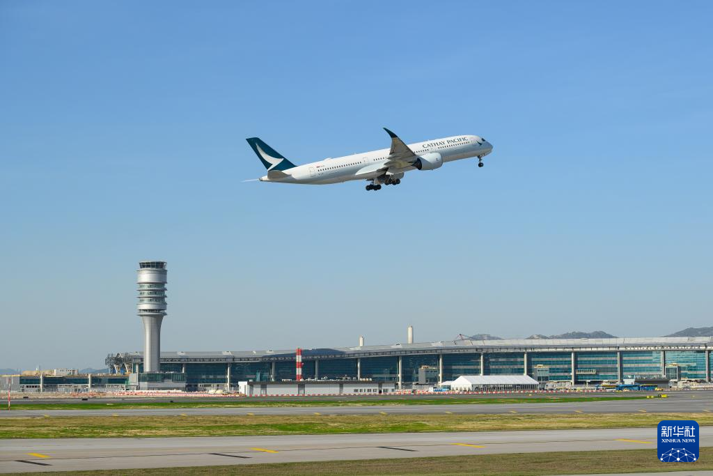  2024年11月28日，香港國際機場三跑道系統正式啟用后，一架飛機從中跑道起飛。新華社發